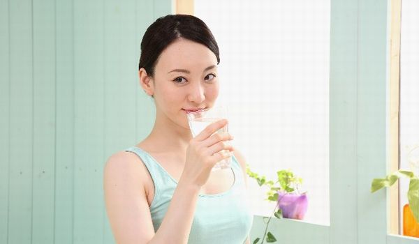 水を飲む女性の画像
